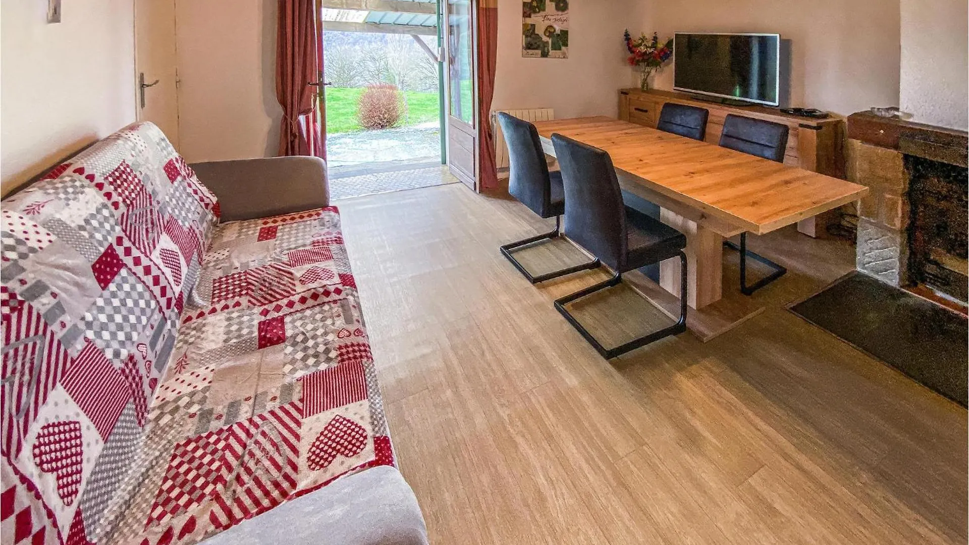 2 Bedroom Cozy Home In Beaulieu Beaulieu